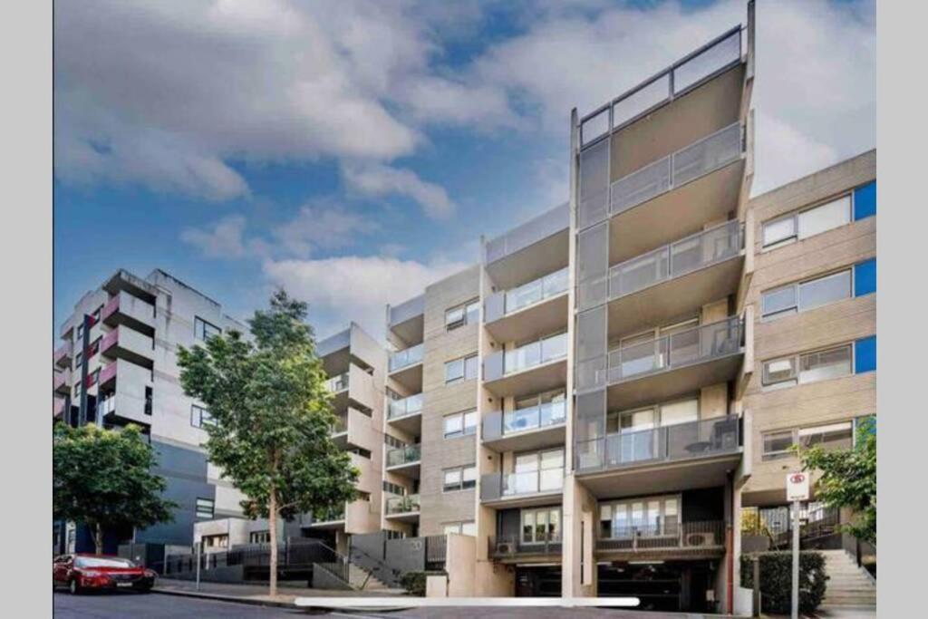 Sunny Balcony Over A Calm Private Garden Melbourne Dış mekan fotoğraf